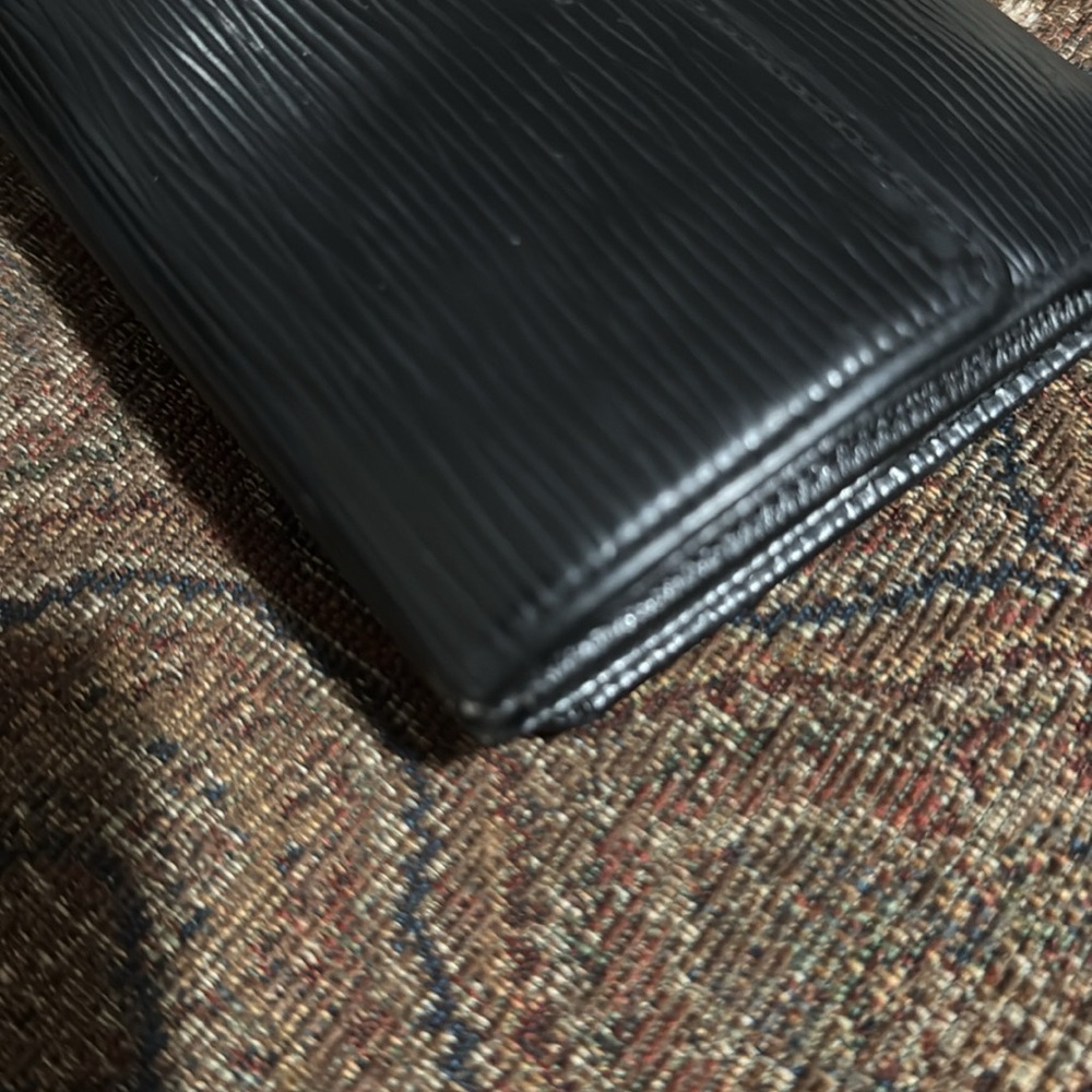 Men’s louis vuttion black epi wallet like new condition.